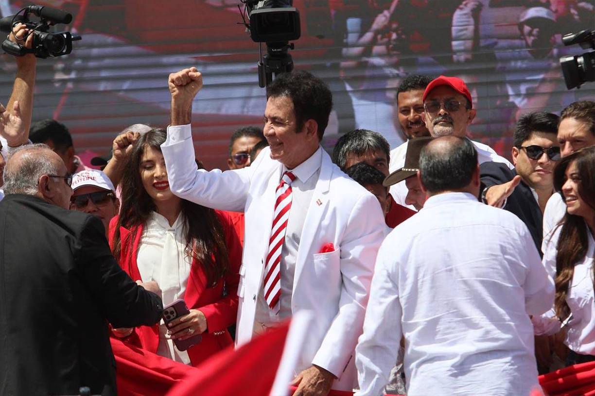 “Prometo ser fiel a la patria, y al Partido Liberal de Honduras, cumplir y hacer que se cumplan su declaración de principios, estatutos, su programa de acción política, sus reglamentos y demás normas que lo rigen”, dijeron los nuevos integrantes del Partido Liberal.