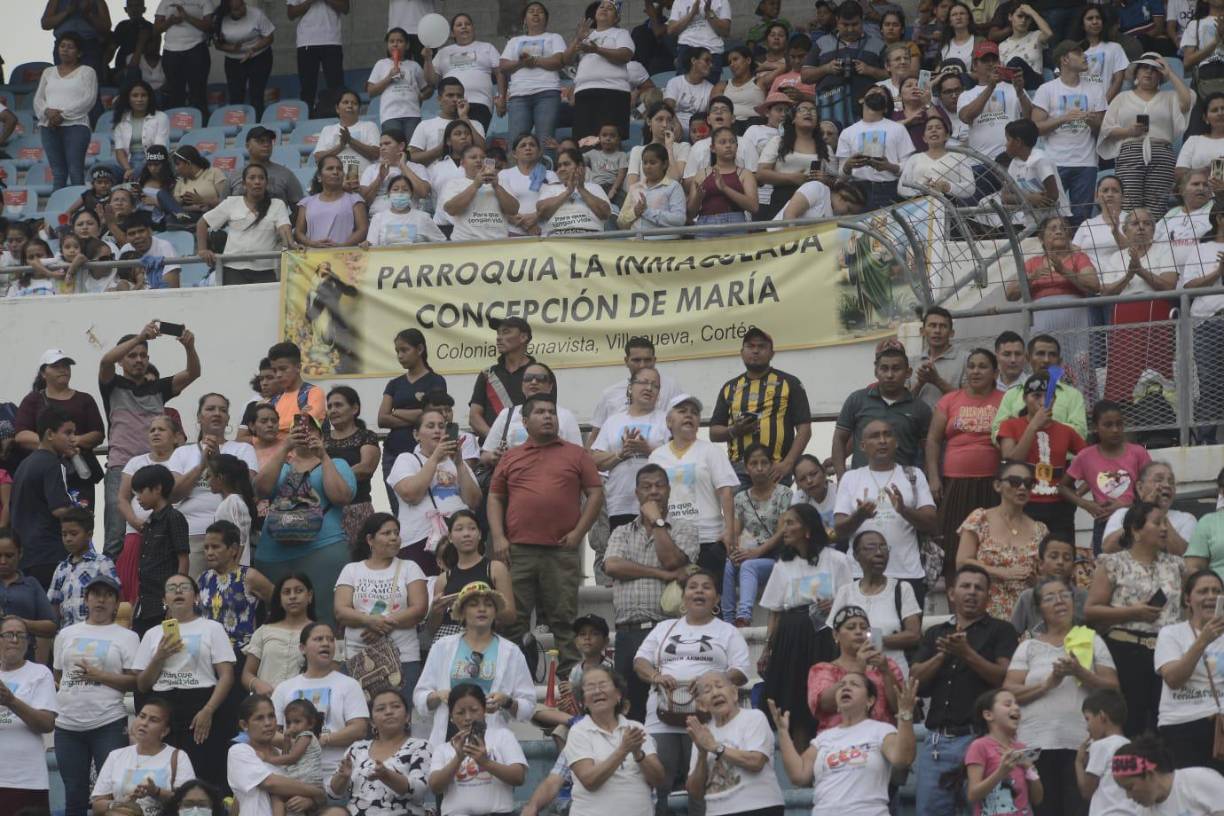 Miles de feligreses despiden a Monseñor Ángel Garachana. 