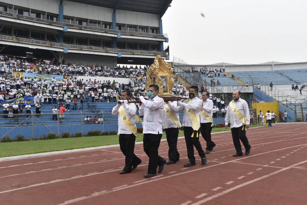 Al inicio del programa, los Caballeros de Suyapa escoltaron a la Patrona de Honduras hacia el escenario principal para acompañar a monseñor en su despedida.