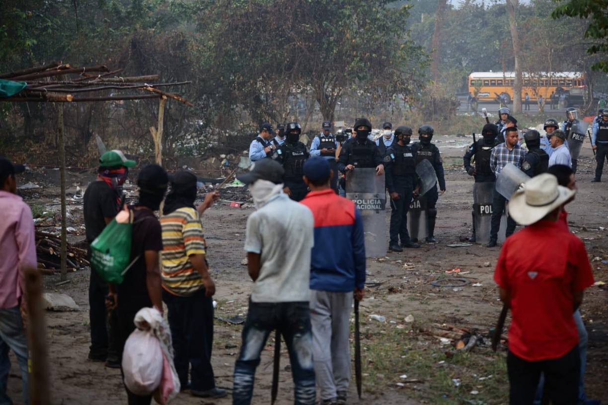 Hace más de cuatro semanas varios pobladores llegaron a quemar la hierba para construir sus casas con plástico y cartones. 