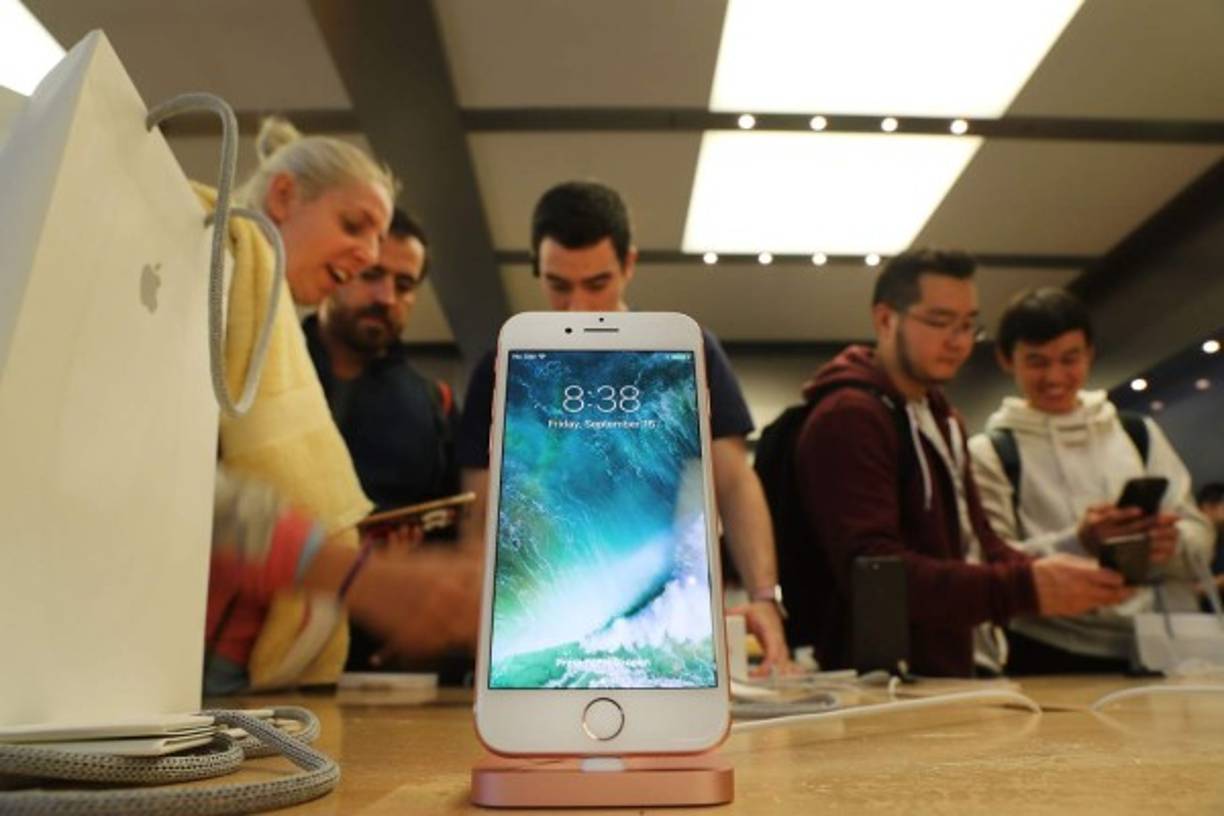 Un grupo de clientes descubre las maravillas del famoso teléfono de Apple en la ciudad de Nueva York.