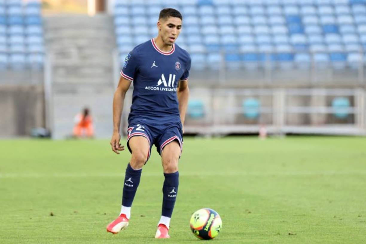 Achraf Hakimi - El lateral derecho marroquí ya está asentado en el 11 titular del París Saint Germain y ha empezado a despuntar.
