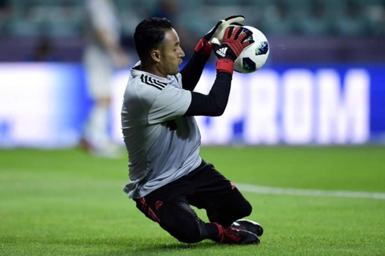 El Manchester City ha comenzado a sondear el mercado en busca de un portero que pueda cubrir la baja de Claudio Bravo y uno de los nombres en los que se ha fijado el equipo inglés es Keylor Navas. Según apuntan desde Inglaterra, el portero costarricense sería una de las primeras opciones que baraja el equipo entrenado por Pep Guardiola para ocupar el puesto del chileno, lesionado.