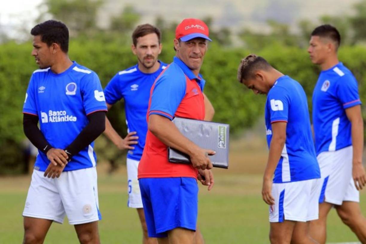 El entrenador del Olimpia, Pedro Troglio, anunció que buscará fichar para el próximo Torneo Clausura a 'un central más capaz' tras la salida de Jonathan Ferrari.