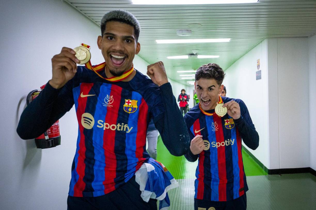 El FC Barcelona ha renovado a Gavi y Ronald Araujo. Según ha confirmado el director deportivo del conjunto blaugrana, Mateu Alemany, ambos tienen una cláusula de mil millones de euros y seguirán formando parte del equipo culé.