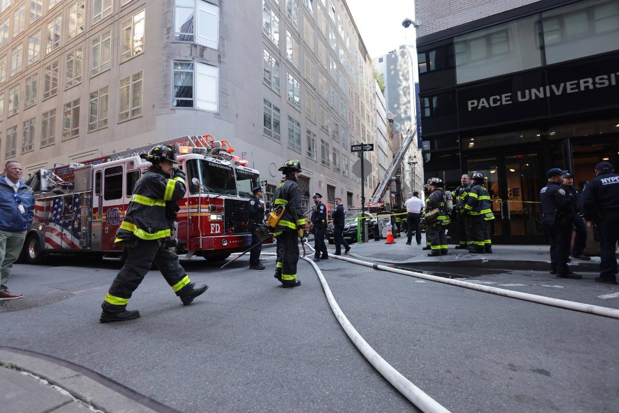 New York (United States), 18/04/2023.- New York City Fire Department firefighters work on ladder trucks at the scene of a parking structure collapse in the Financial District of New York City, New York, USA, 18 April 2023. Fire Department officials have reported three injuries but advised they expect that to increase. (Incendio, Estados Unidos, Nueva York) EFE/EPA/JUSTIN LANE