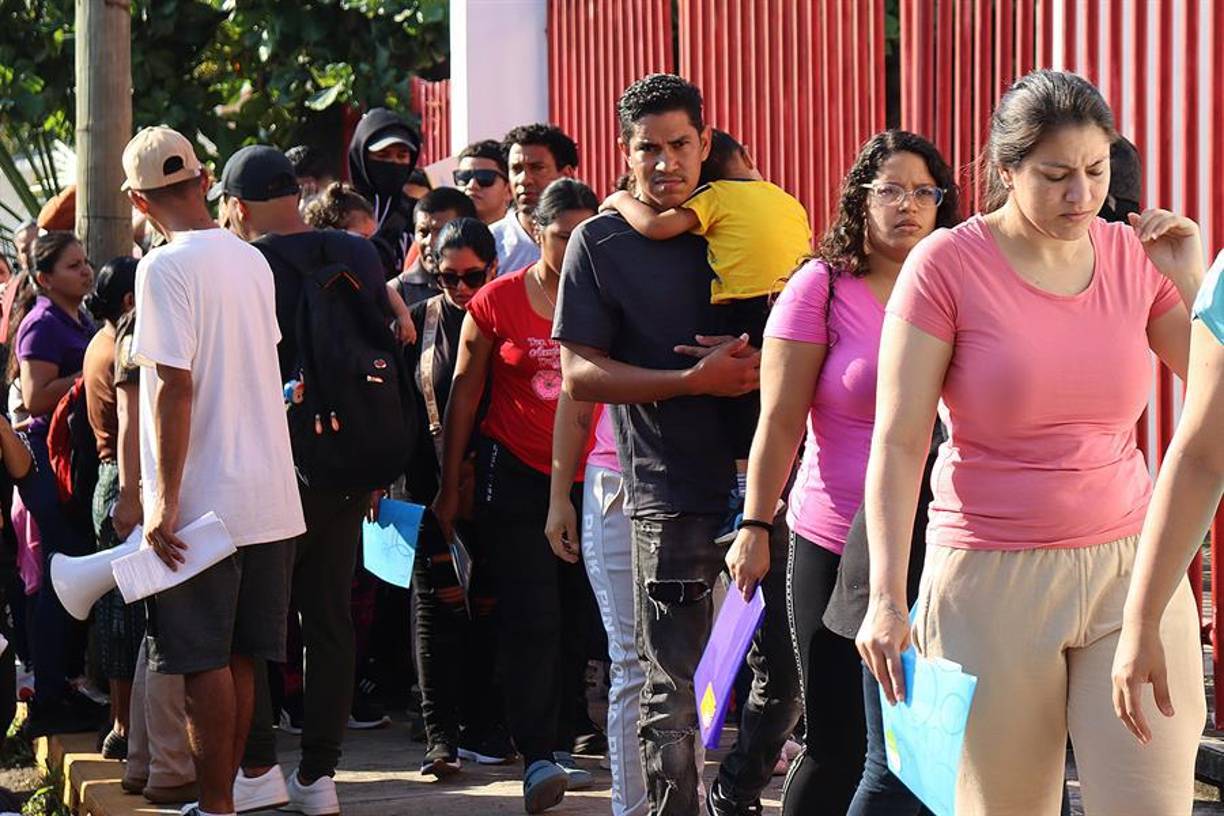 Leiva sostuvo que hay personas que están promoviendo estas caravanas de migrantes desde la frontera sur, sin saber qué pasa al interior de estos grupos masivos porque algunas familias han denunciado amenazas, extorsiones y maltratos.