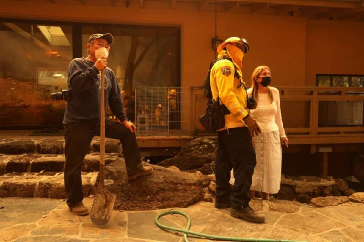 Antes del amanecer la Jefatura de Policía del Condado Sonoma emitió una orden de evacuación de los vecindarios a lo largo de la Autopista 12 y al sudoeste del límite de los condados Napa y Sonoma, instando a los residentes a que huyan hacia Sonoma debido a 'la amenaza significativa para la vida y las propiedades'.