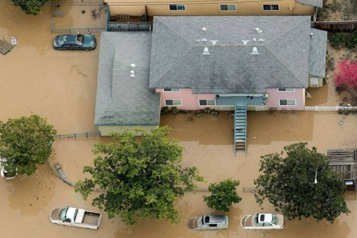 Miles de personas fueron obligadas a evacuar sus casas en la ciudad estadounidense de San José, norte de California, por las inundaciones.