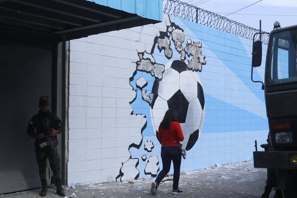 Este lindo balón también lo dibujaron en el muro del Estadio Francisco Morazán de San Pedro Sula.