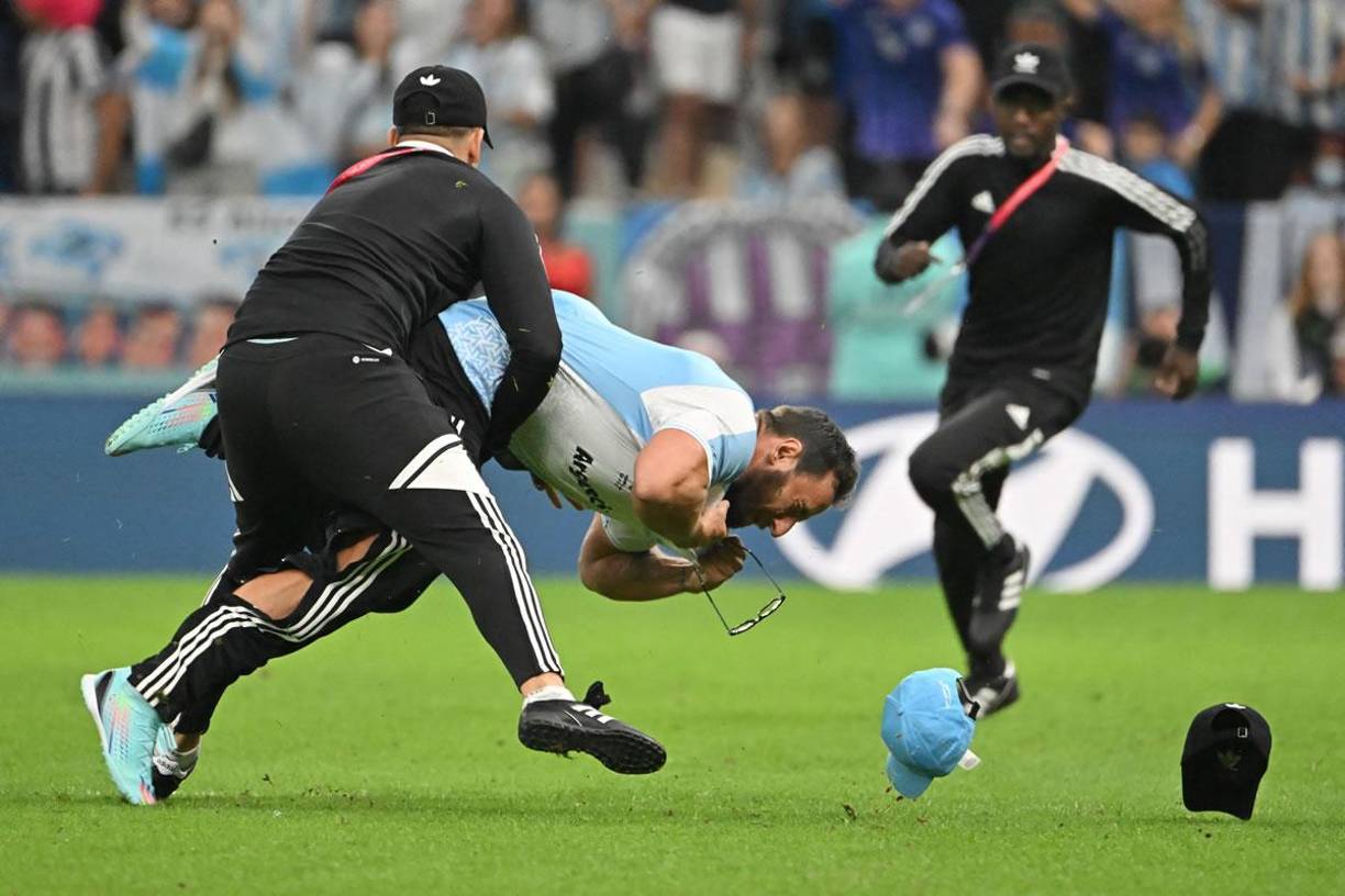 La televisión no mostró el momento en el que el intruso entró a la cancha tras el 2-0 de Messi.