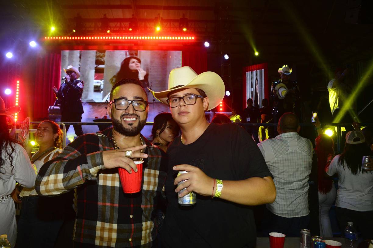 El Trono de México se entregó a su público y deleitó con sus canciones románticas