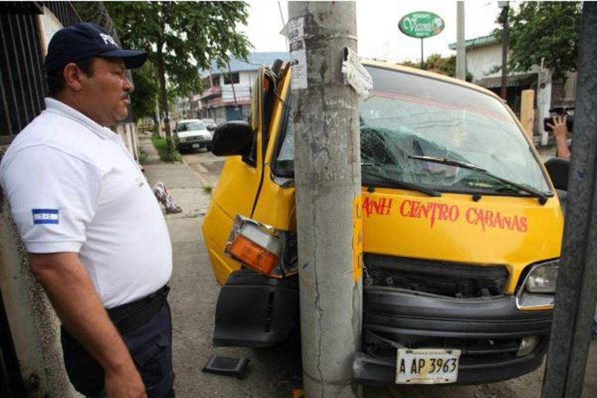 Cuando se producen daños a postes por accidentes, la empresa realiza una inspección para calcular los costos de materiales y energía no facturada. Luego, el área legal de la Enee asiste a una audiencia de conciliación, donde notifica al responsable los costos y le ofrece opciones de pago.