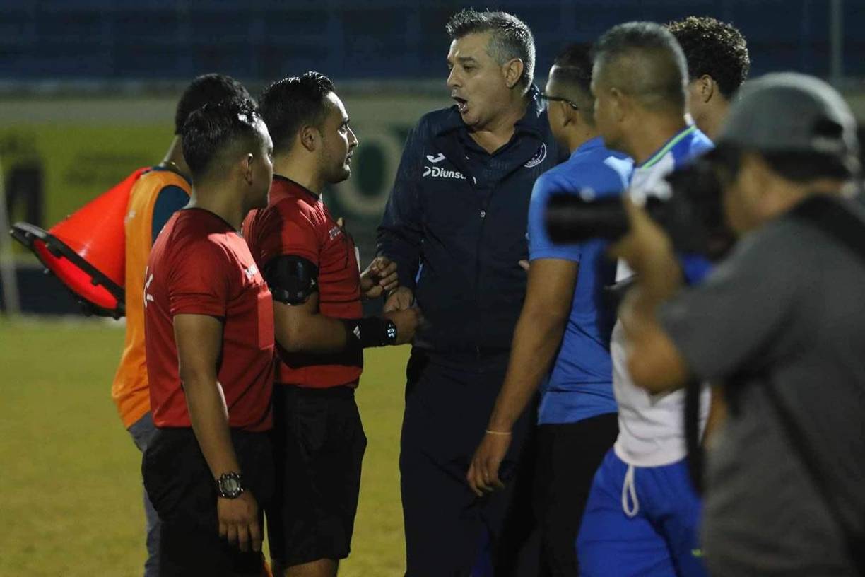 Diego Vázquez trataba de explicarle algo a Saíd Martínez en sus reclamos al final del partido.
