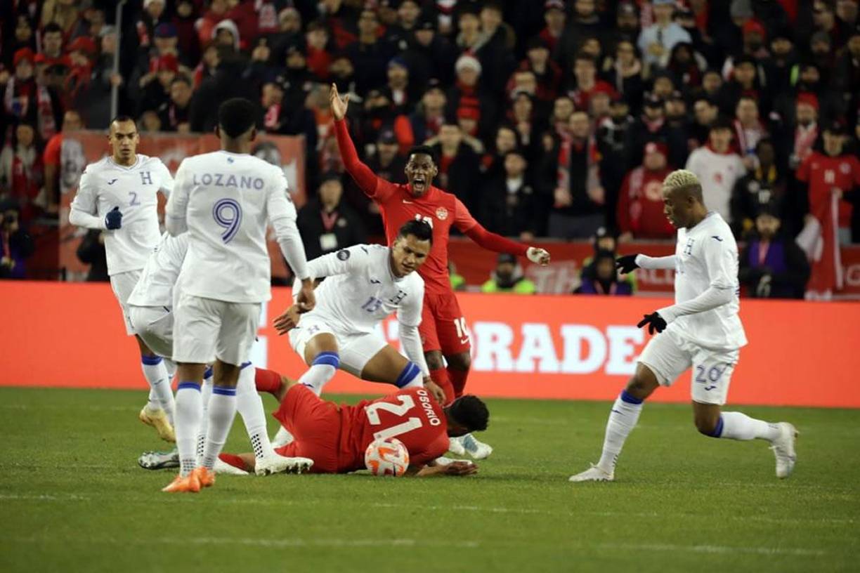 Denil Maldonado le comete una falta al canadiense Jonathan Osorio, autor del cuarto gol de Canadá.