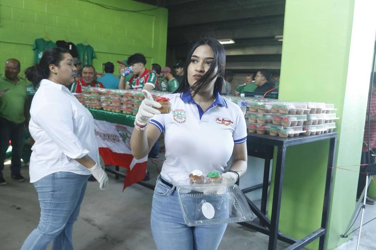 El Marathón dio bocadillos a los aficionados del Marathón que llegaron al estadio Yankel Rosenthal para el partido contra el Génesis.