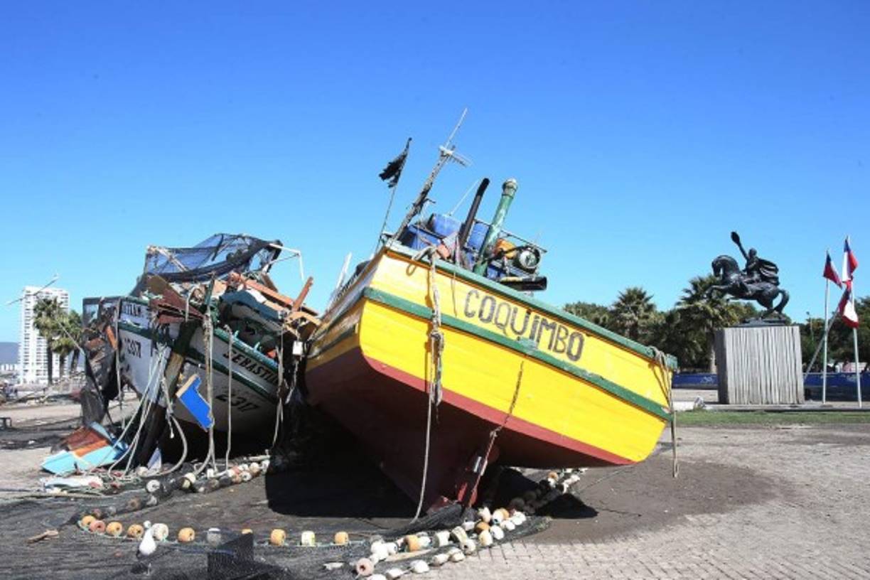 Cuando empezó el temblor, de una magnitud de 8,3 grados, 'pudimos salir. Si nos hubiéramos quedado aquí hubiéramos perecido', dijo María Zamorano, de 60 años, que tenía su vivienda y su puesto laboral a escasa distancia del océano.