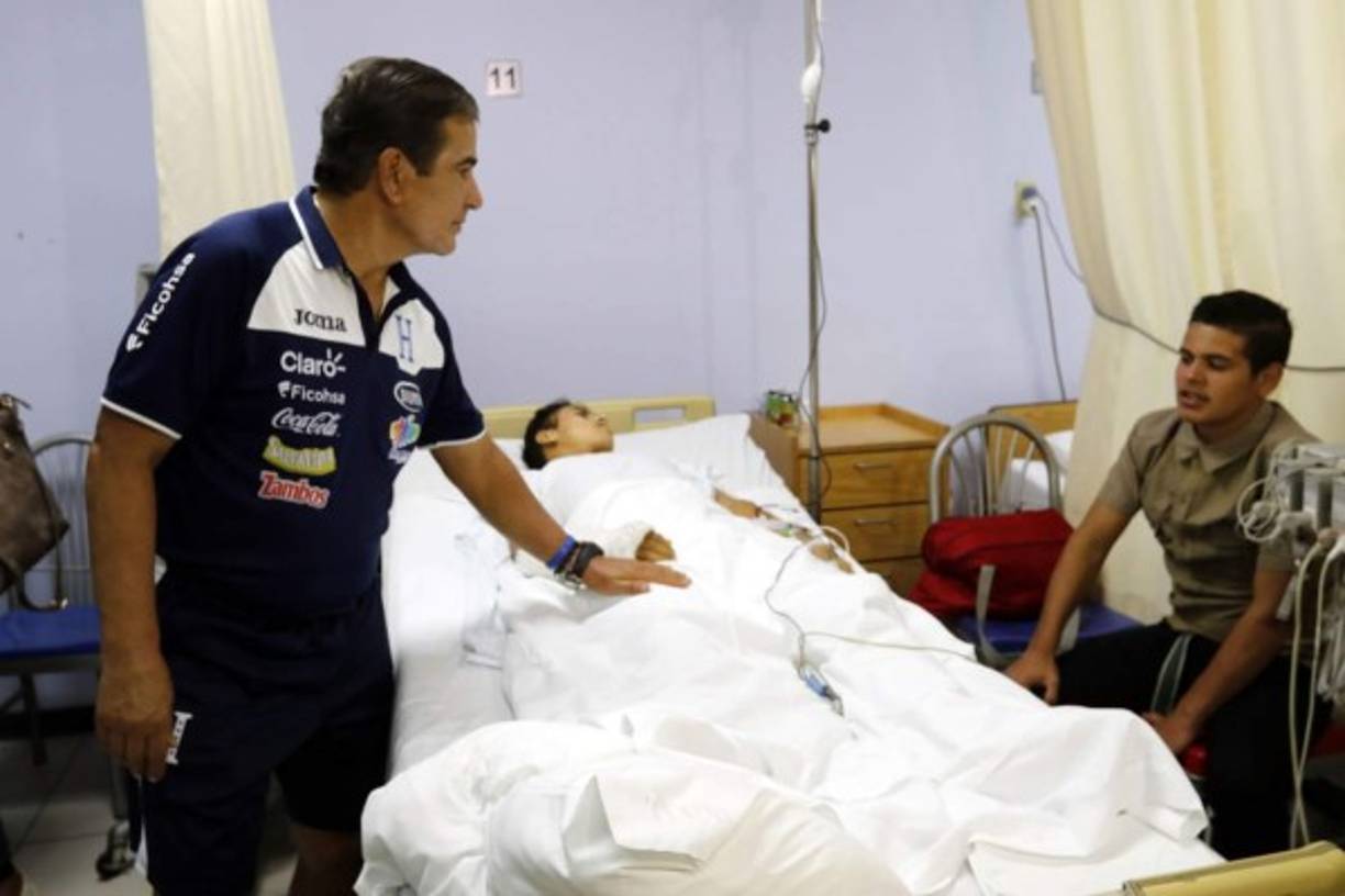 El profesor Jorge Luis Pinto anduvo por todas las camas donde se encuentran los niños internados, saludando a cada uno y preguntándoles cómo se sentían. “Van a estar mejor pronto”, les decía el entrenador mientras le sostenía la mano.