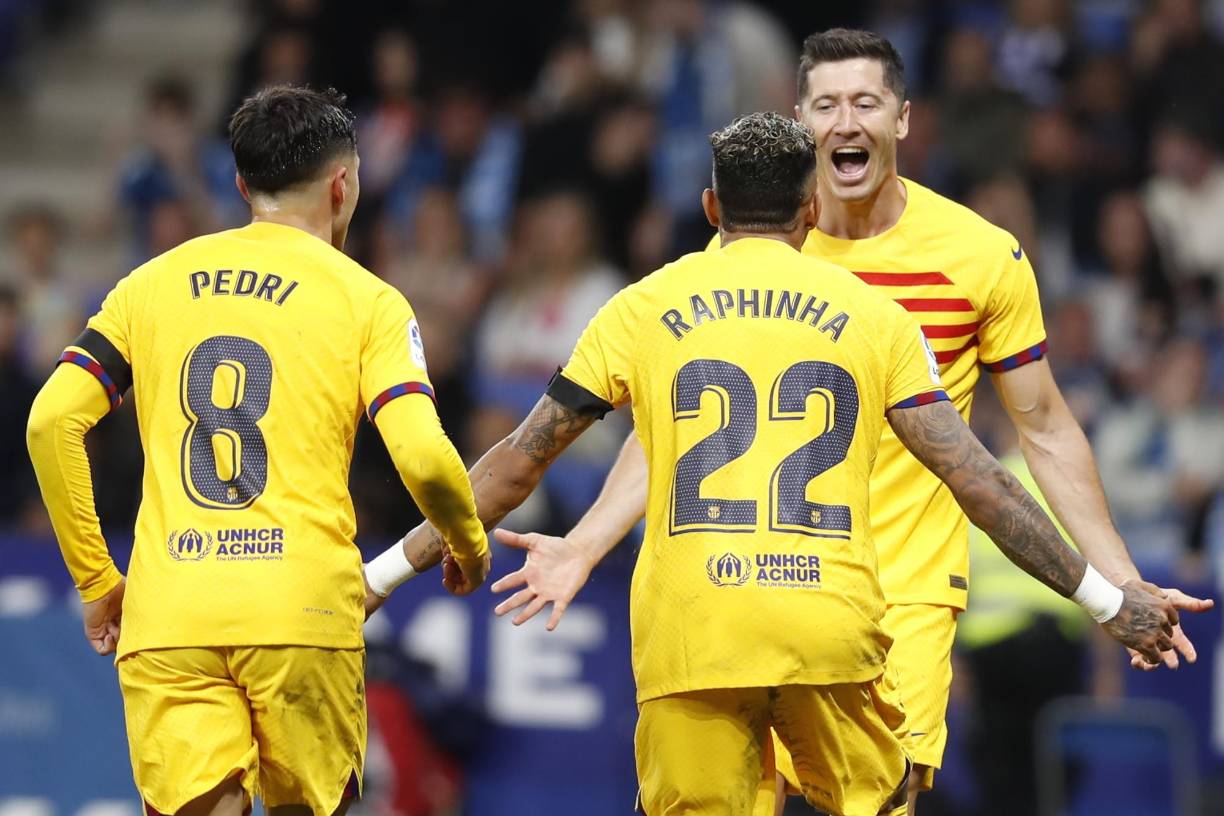 El Barça levantó su 27º título de Liga gracias al doblete del artillero polaco Robert Lewandowski (11, 40) y los tantos de Alejandro Balde (20) y Jules Koundé (53), que también dejaron al Espanyol hundido en la zona de descenso a Segunda División, sin que le sirviera los goles de Javier Puado (73) y Joselu (90+2).