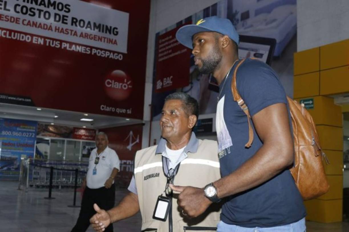 Yustin Arboleda arribó el viernes para unirse a su nuevo equipo, el Olimpia. El delantero colombiano aseguró que se enteró de su salida del Marathón por las redes sociales. “Me fui con la ilusión de volver a Marathón. Esas fueron las conversaciones con las que me fui. Me tomó por sorpresa la publicación de la institución que no iba a contar con mis servicios, no me lo hicieron saber a mí tampoco. Lo hicieron de mala forma porque me enteré por las redes sociales”, declaró.