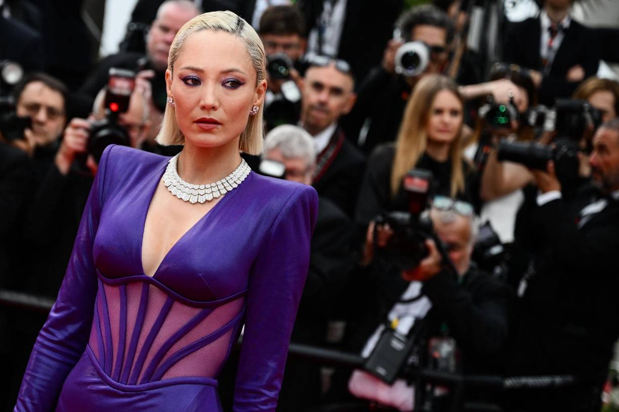 La actriz francesa Pom Klementieff (popular por su papel de Mantis en “Guardianes de la galaxia”), con un vestido con corsé transparente de Versace.