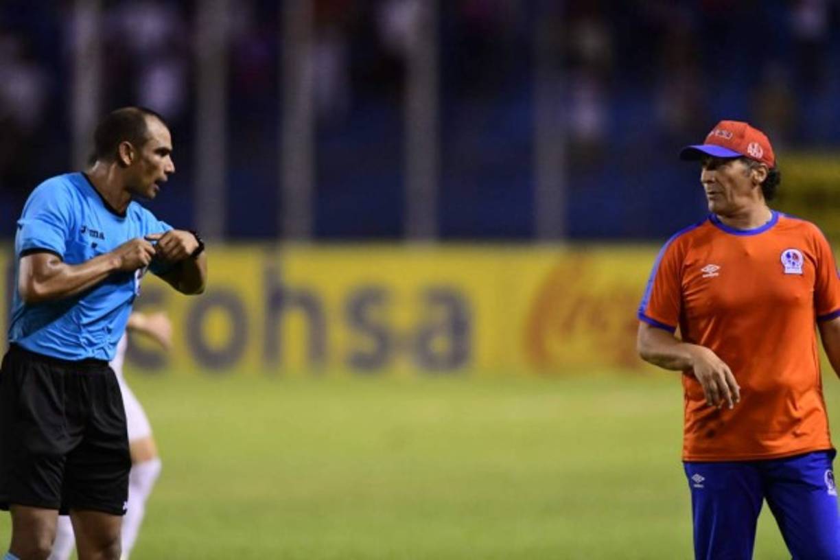 Pedro Troglio reclamó al árbitro Óscar Moncada y éste le pidió que se calmara.