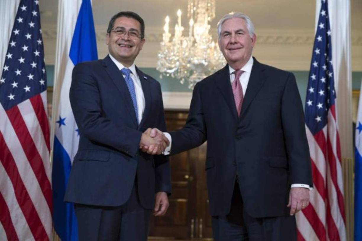 El presidente de Honduras, Juan Orlando Hernández, se reunió este martes con el secretario de Estado de EUA, Rex Tillerson, en la sede del Departamento de Estado en Washington. El mandatario hondureño sostuvo un encuentro con Tillerson para evaluar el estado de sus relaciones comerciales y de cooperación.