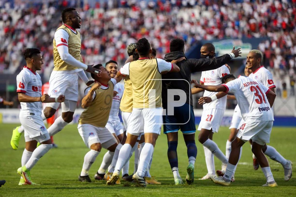 La celebración de los jugadores del Olimpia tras el gol de Jamir Maldonado.