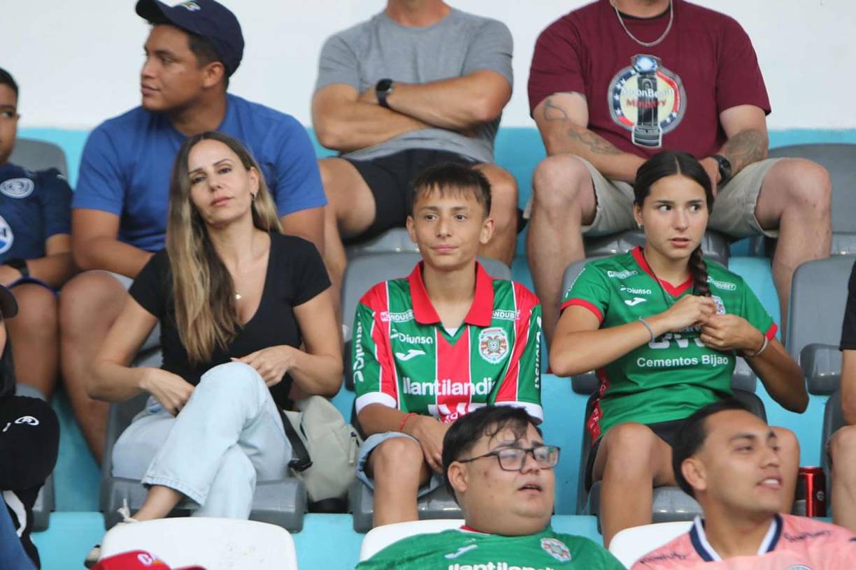 Taly Ávila, la guapa esposa de Hernán ‘La Tota’ Medina, junto a sus hijos en el estadio Nacional Chelato Uclés.