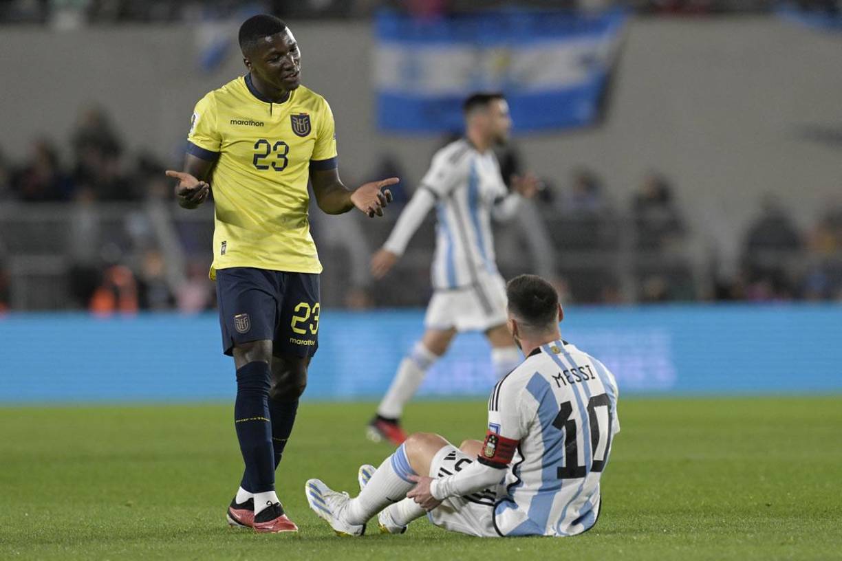 Moisés Caicedo charlando con Messi después de la falta.