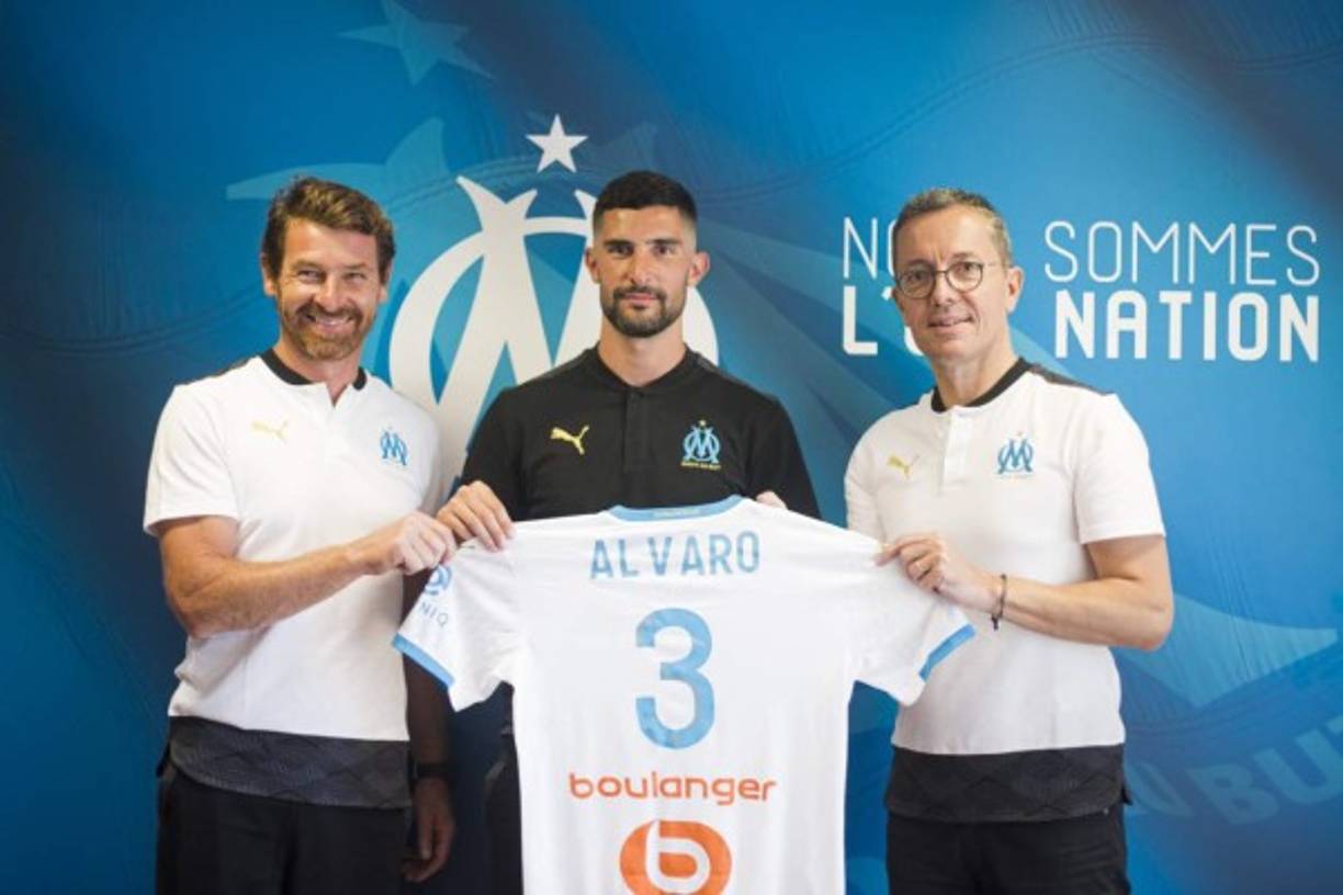 El defensa español Álvaro González, que llegó la temporada pasada al Olympique de Marsella cedido por el Villarreal CF para un año, ha firmado finalmente un contrato de tres años con el club francés, según dio a conocer el equipo galo.