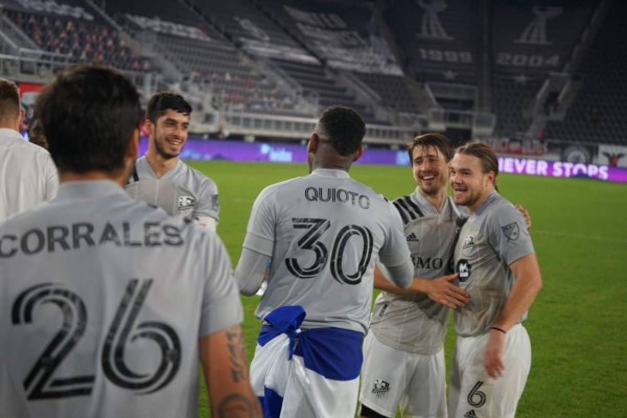 Romell Quioto fue felicitado por sus compañeros al final del partido.