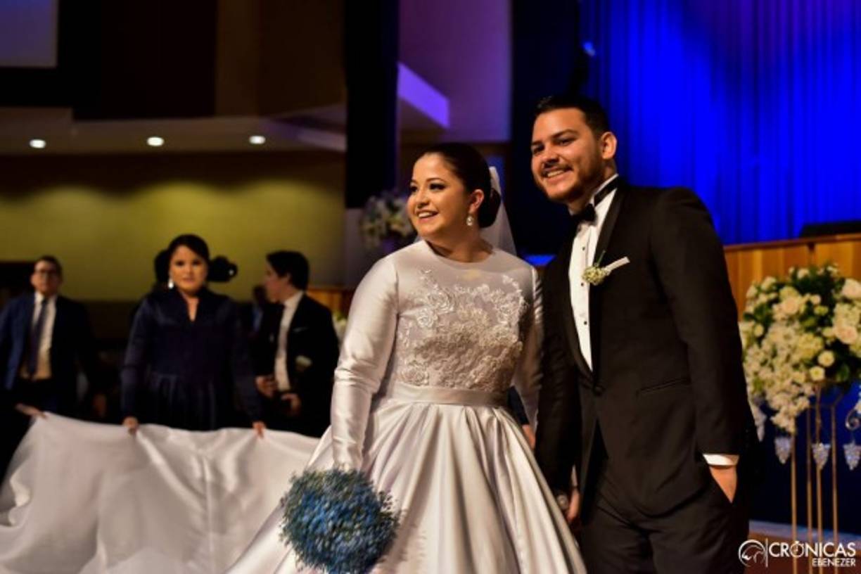 Luego de los votos los novios apartaron unos minutos para posar frente a las cámaras llenos de felicidad.