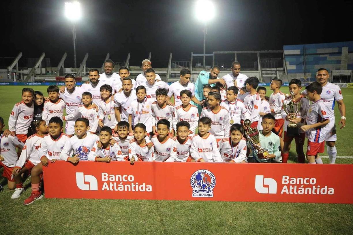 Los niños de la Sub-10 también posaron con los jugadores del primer equipo del Olimpia.