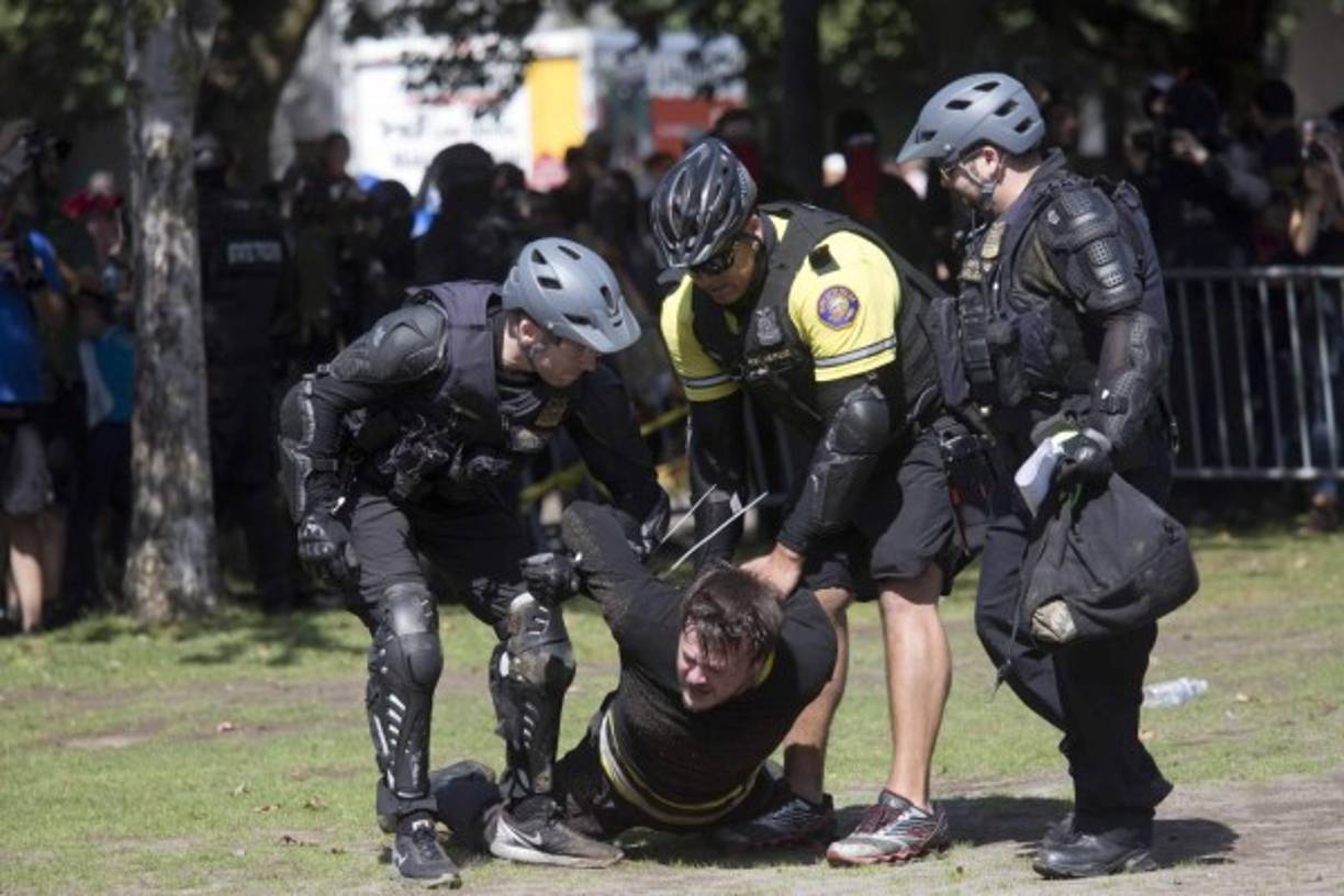 La Policía detiene a un manifestante de izquierda en una protesta contra un grupo de derecha en Portland.