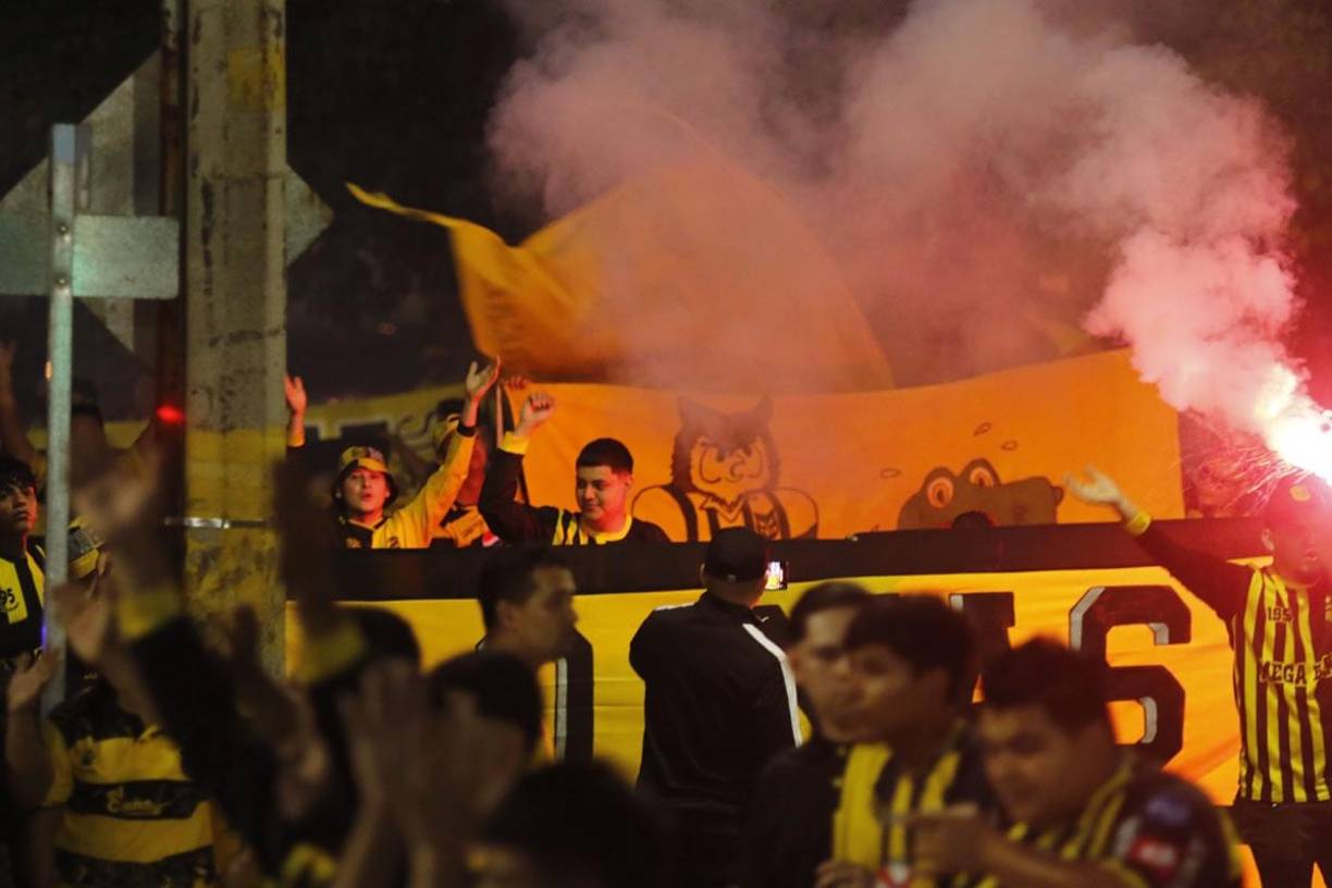 Un gran ambiente se vivió previo al inicio del derbi Real España - Marathón.
