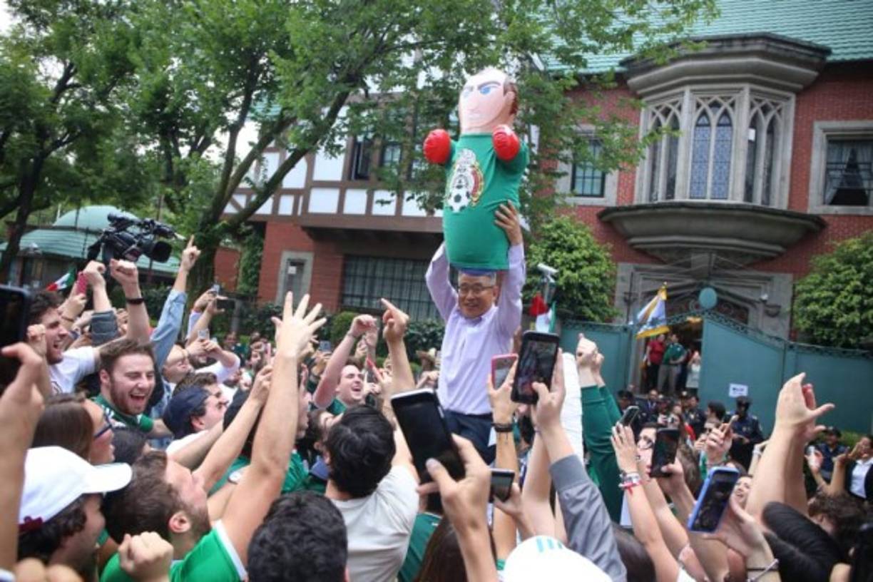El embajador de Corea del Sur en México muestra un muñeco inflable que tiene la camiseta de México.