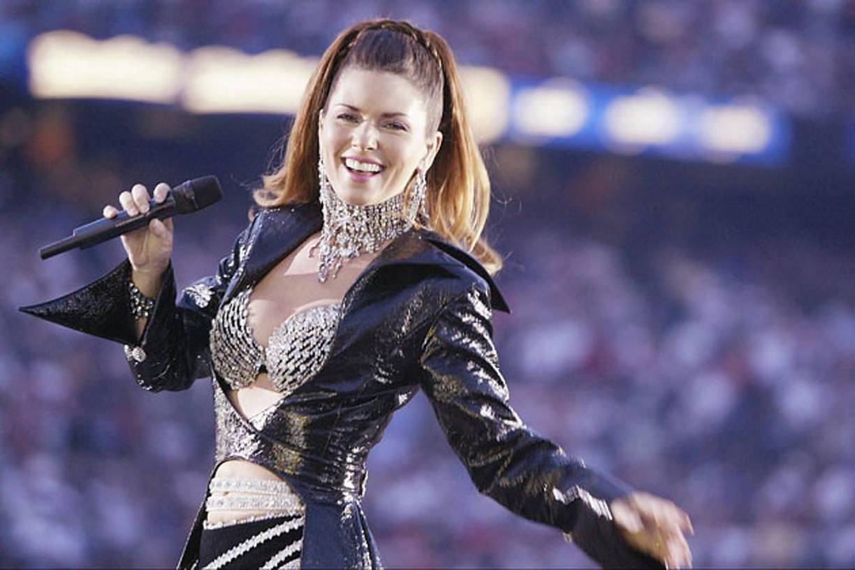  En 2003 se vivió una gran polémica por el evidente playback de la estrella country Shania Twain. La NFL aseguró que cantó en vivo, con una pista vocal pregrabada, algo que no era aceptado en esa época y que ya es habitual hoy en día. En el minuto 4.15 de su presentación, se vio que Shania no estaba cantando, sino saludando al público, mientras la pista seguía sonando en todo el estadio.