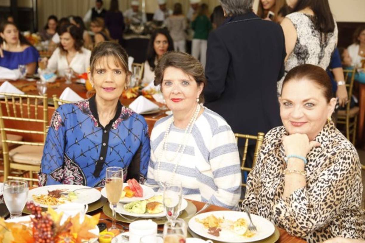 Victoria Pineda y Margarita Coello junto a Kalene Pineda.