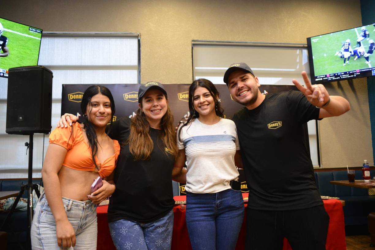 Las hermanas Emily y Xiomara Franco se tomaron esta foto con sus tiktokers favoritos. 