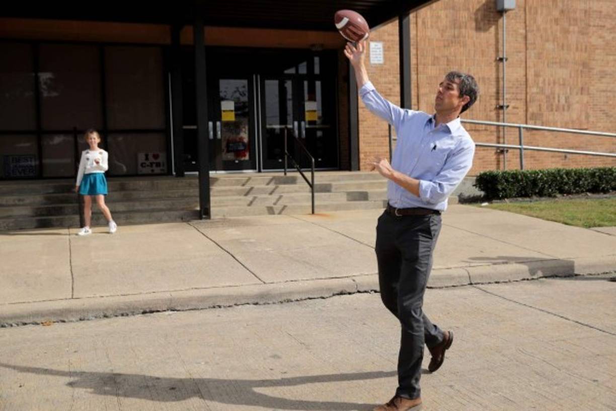 El espigado congresistas es una figura muy popular especialmente entre los jóvenes y los votantes hispanos. Habla fluido español y prefiere contenerse ante los ataques de Trump.