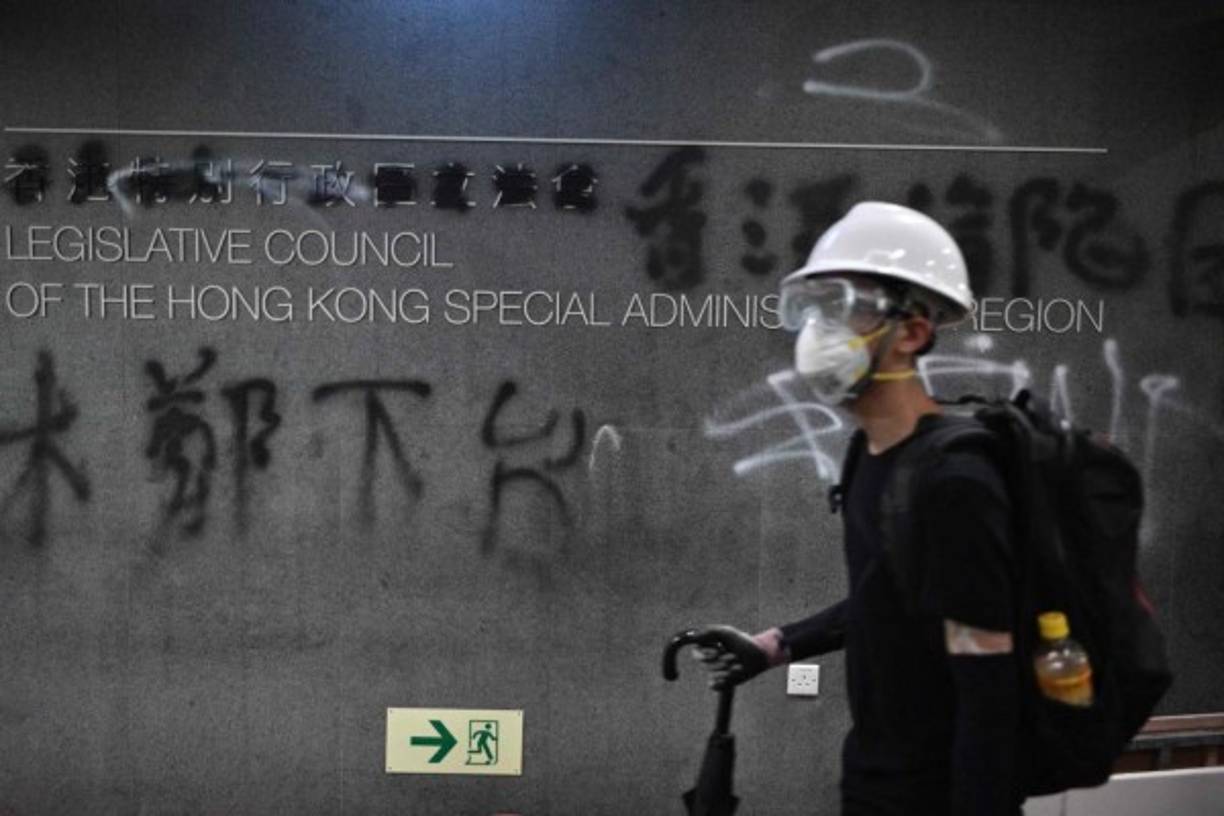 Acudieron también a la sede parlamentaria algunos diputados opositores que, aunque mostraban su rechazo a la violencia, destacaron que los manifestantes habían agotado su paciencia tras semanas de masivas protestas sin que el Gobierno local atendiese sus demandas.