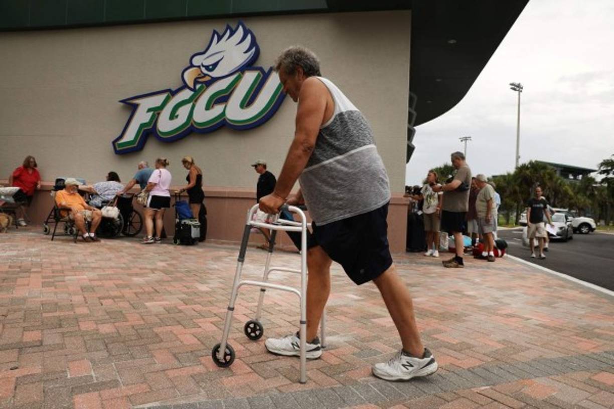 Las ciudades del sur de Florida declararon toque de queda a partir de la tarde del sábado.