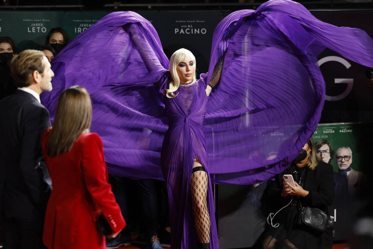 La cantante y actriz estadounidense Lady Gaga arribó a la premier de “House of Gucci” y dejó boquiabiertos a todos gracias a su espectacular atuendo.