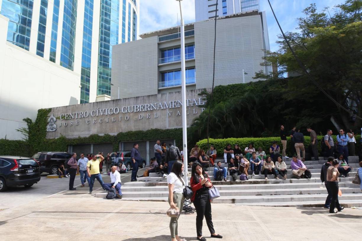 Otro cartel dice: “parqueo gratis”.