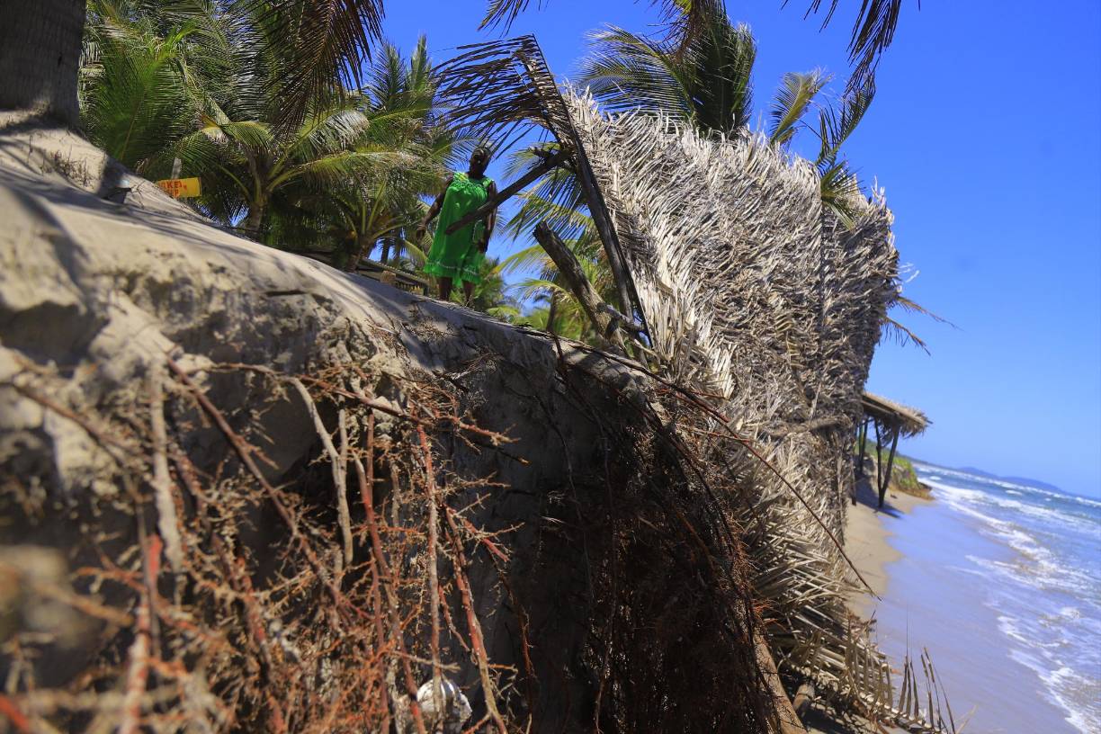 Así se miraba una de las champas que derribó el oleaje. Para la comunidad fue un gran impacto económico y emocional ver su patrimonio ser azotado por el gran azul del que siempre han vivido para la pesca, el turismo y su supervivencia misma.