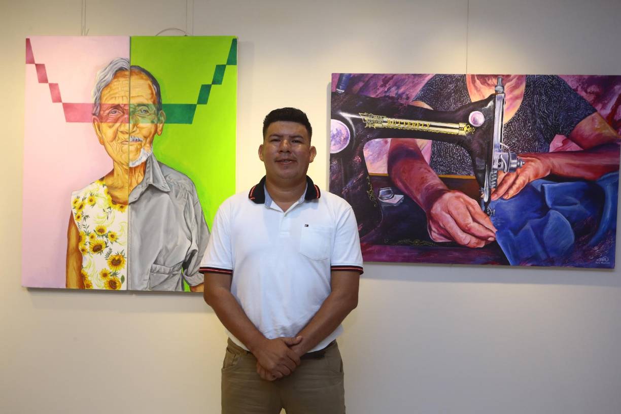 El artista expositor Héctor Martínez y sus obras “Uno solo” y “Costurando mis sueños”