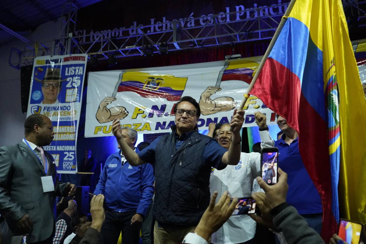  El candidato presidencial Fernando Villavicencio participa en un mitin de campaña, minutos antes de ser asesinado hoy, en Quito (Ecuador). Villavicencio fue asesinado este miércoles durante un tiroteo mientras realizaba una acto de campaña en un céntrico sector de Quito. EFE/ STR 