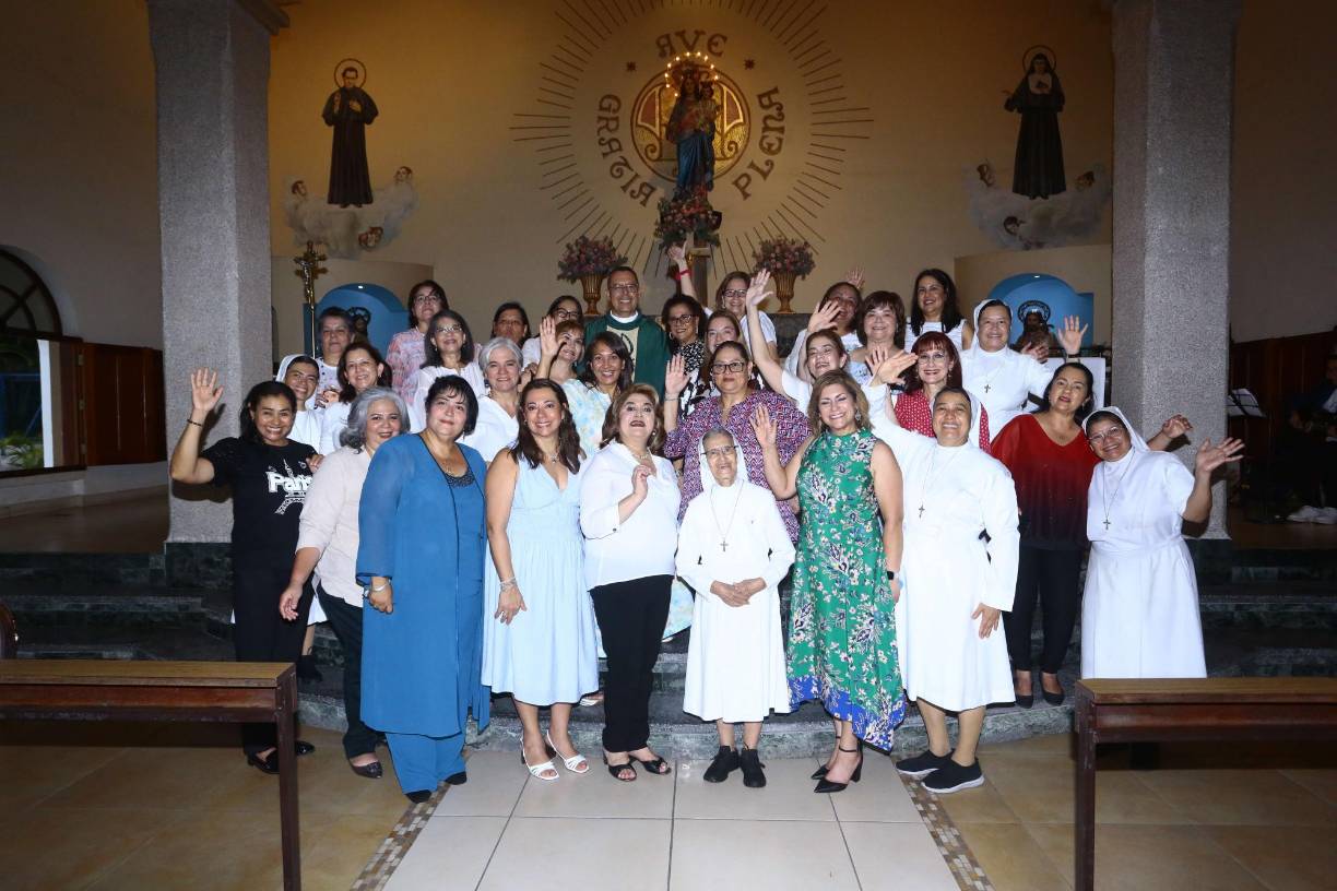 Sonrisas, comunión y amenas pláticas fueron parte de esta jornada festiva. La promoción del año 1983 celebró sus 40 años de haberse titulado en una de las instituciones más icónicas de la ciudad. Las salesianas tuvieron un retiro espiritual con el padre Edwin Nieto, para después dar paso a la misa en el templo ubicado en el mismo centro educativo. Posteriormente, dispusieron de una elegante cena, la cual fue realizada en el salón San Pedro del Hotel Copantl, donde la amistad predominó en el recinto. 