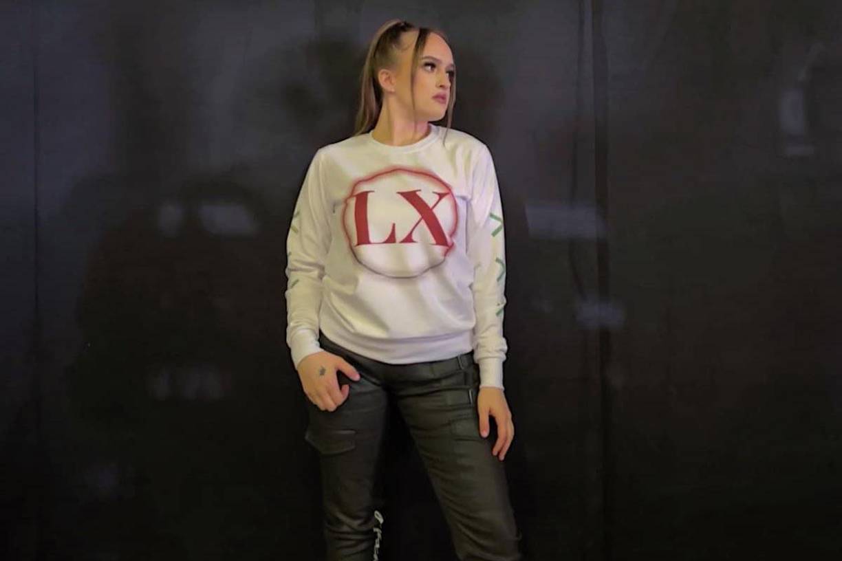 Su novio es acusado de agresión, imprudencia temeraria y comportamiento perjudicial para un menor.